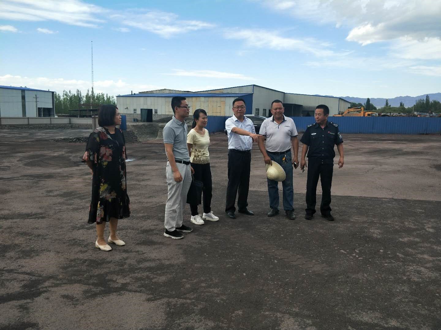 1720597403418 2018年蔡國斌(左二)在新疆調研當?shù)孛夯ぎa(chǎn)業(yè)基地現(xiàn)狀