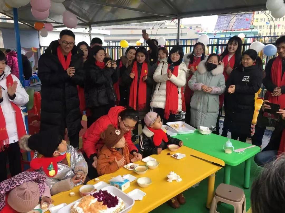 1720598237212 2020年1月13日,志愿服務(wù)隊(duì)和社會(huì)各界愛(ài)心人士為“口罩天使們”舉辦集體生日會(huì)