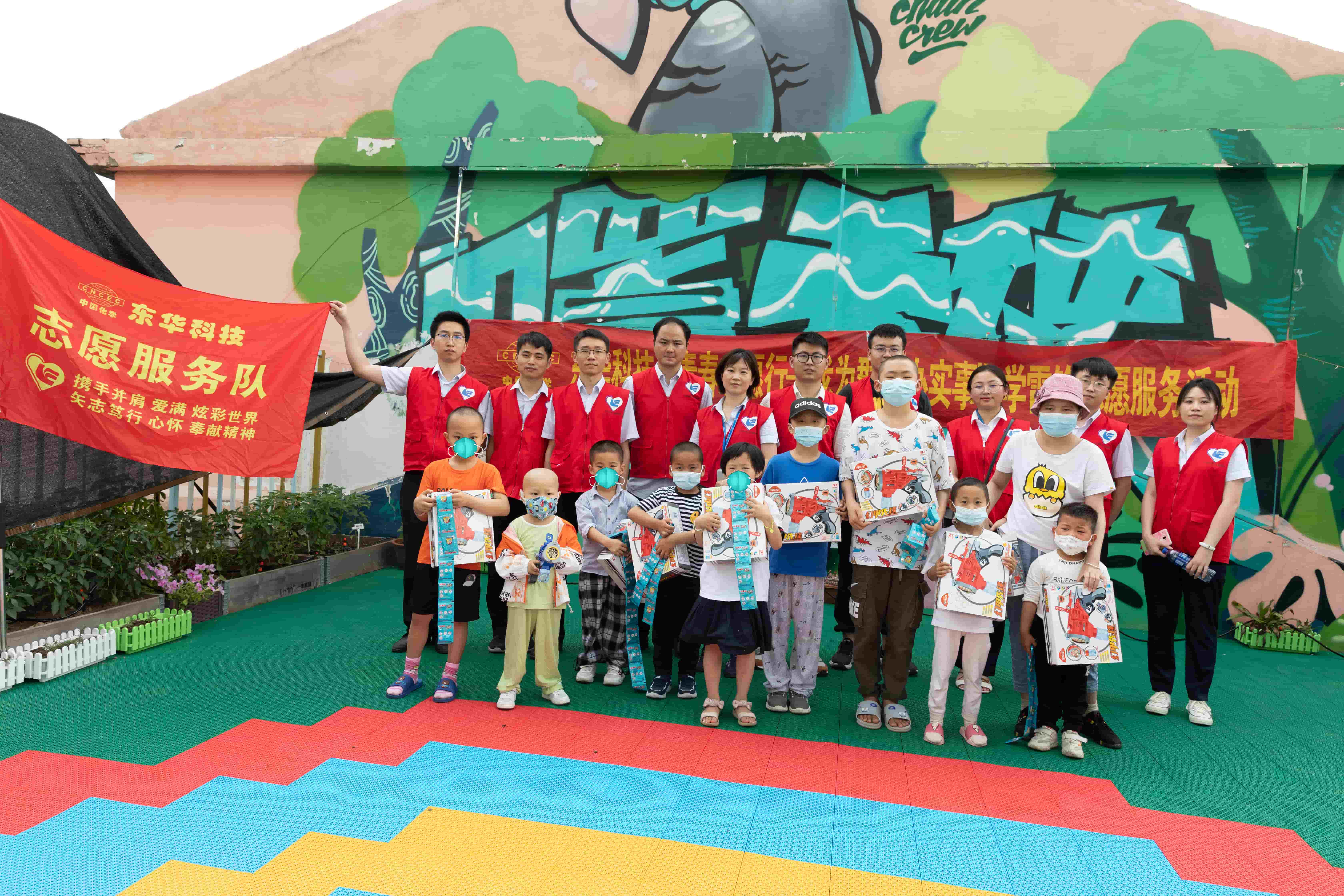 1720598381330 2021年6月1日,藍(lán)鴿志愿服務(wù)隊(duì)陪“口罩天使們”度過(guò)六一兒童節(jié)