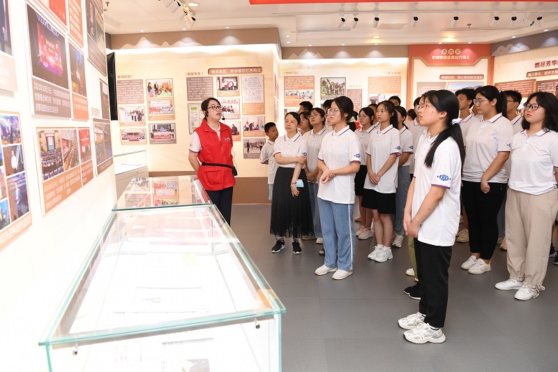 2022年8月13-14日，組織20余名革命老區優秀中學生，走進東華科技開展“致敬時代楷模，爭當國之棟梁”的研學活動，同時前往安徽名人館、安徽創新館參觀學習（1）