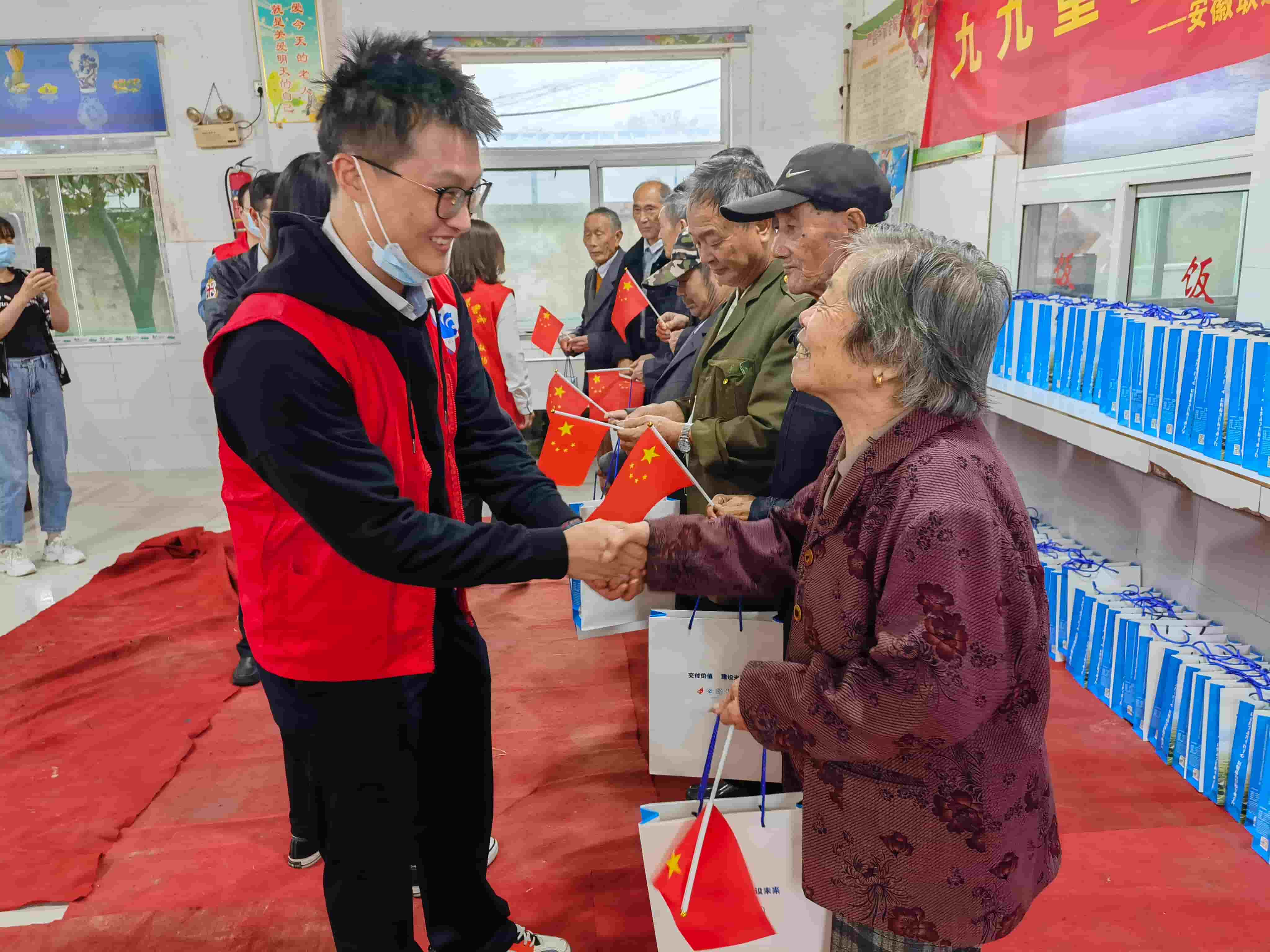 freecompress-2021年10月14日，正值重陽佳節，服務隊聯合多家駐皖央企前往肥西縣嚴店鄉五保供養服務中心，開展“九九重陽節，濃濃敬老情”主題活動。